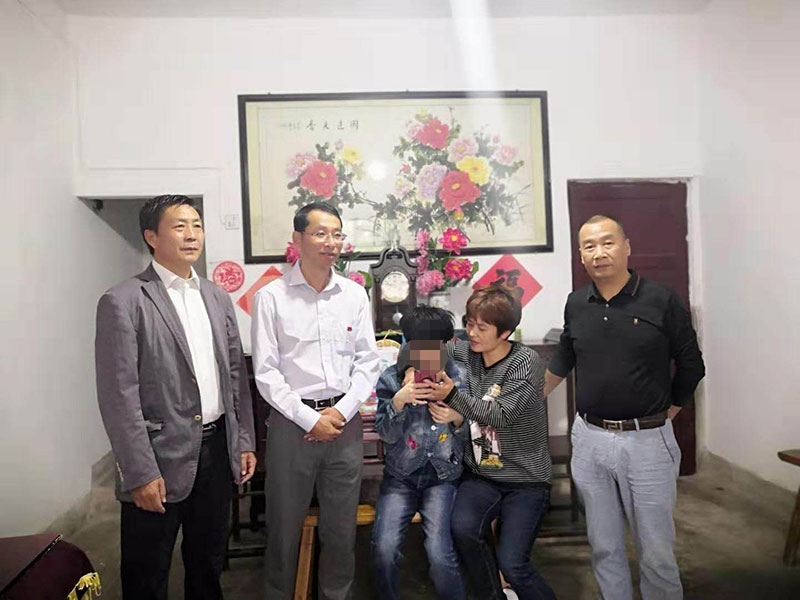 主題教育正當(dāng)時(shí) 志愿服務(wù)暖民心——區(qū)城建投公司黨支部開(kāi)展志愿服務(wù)、點(diǎn)亮“微心愿”黨日活動(dòng)