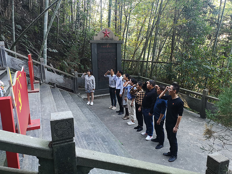 區(qū)城建投黨支部開展革命傳統(tǒng)教育“緬懷先烈、重溫誓詞”主題黨日活動