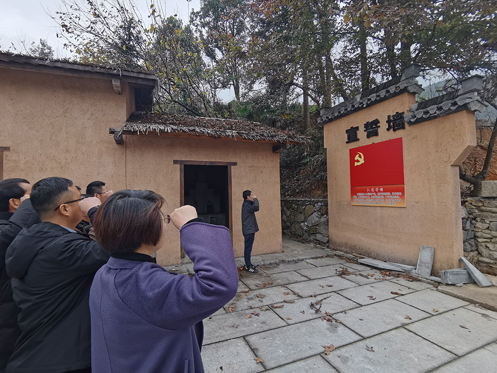 屯溪城建投公司黨支部開展“走進(jìn)紅色記憶、傳承初心使命”主題黨日活動(dòng)