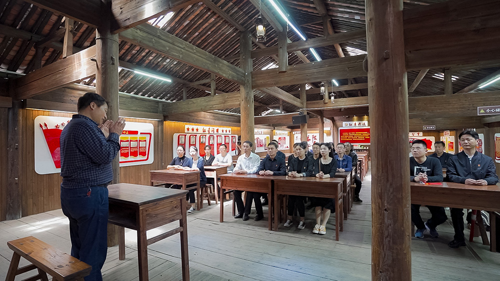 屯溪區(qū)國(guó)投集團(tuán)開展學(xué)黨史、祭英烈主題黨日活動(dòng)