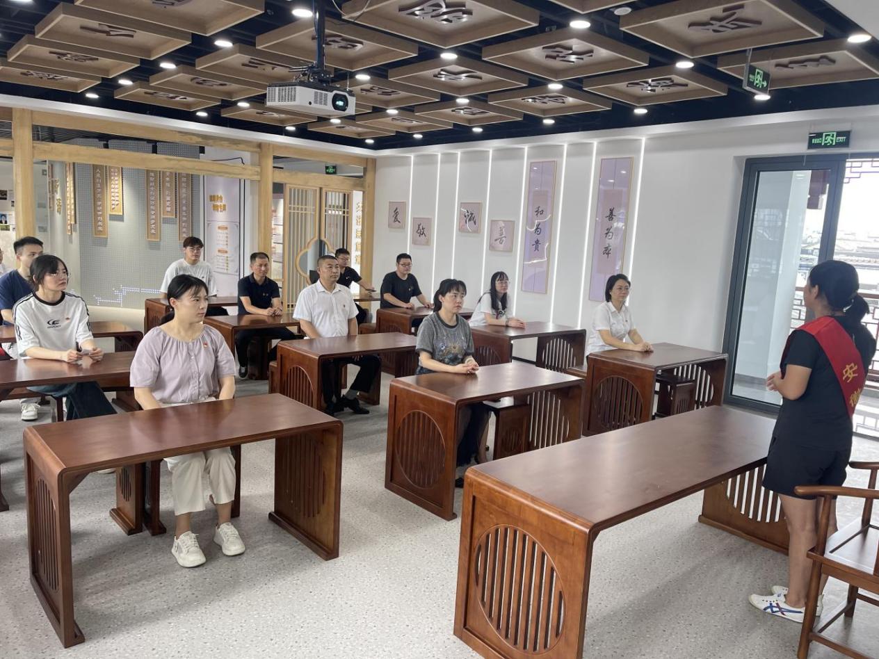 見(jiàn)賢思齊學(xué)楷模，崇德向善做好人——區(qū)國(guó)投集團(tuán)黨委開(kāi)展8月份主題黨日活動(dòng)