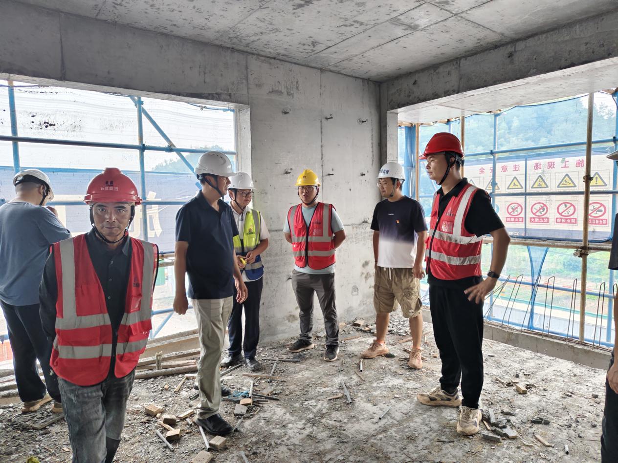 平安迎國(guó)慶，我們?cè)谛袆?dòng)