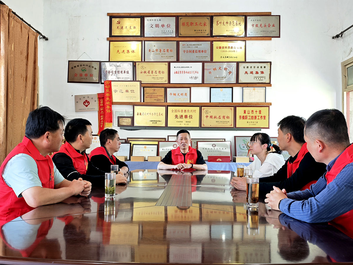 昱城產(chǎn)投公司黨支部開(kāi)展“茶香潤(rùn)初心，黨旗映茶園”主題黨日活動(dòng)